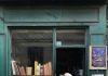 L’uomo in foto ha fatto il libraio per tutta una vita e sempre nello stesso posto